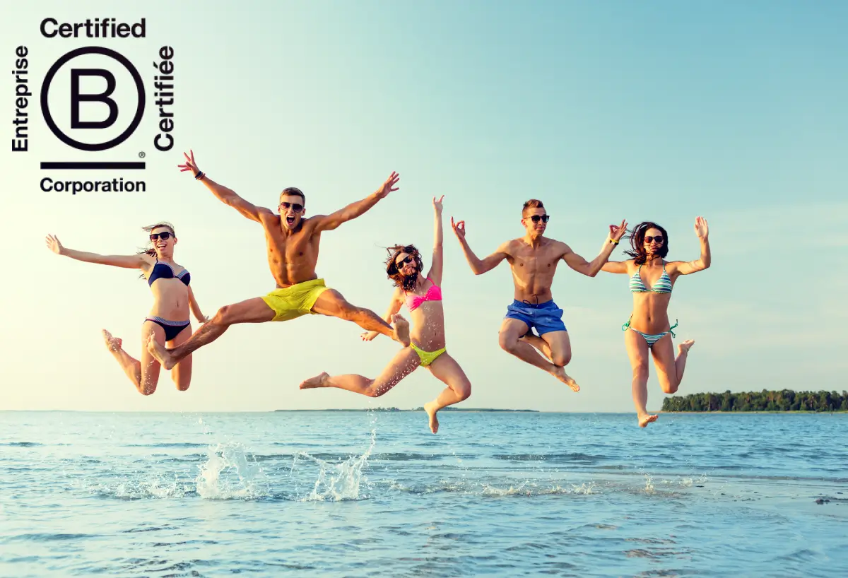 5 personnes sautant sur la plage + logo BCORP